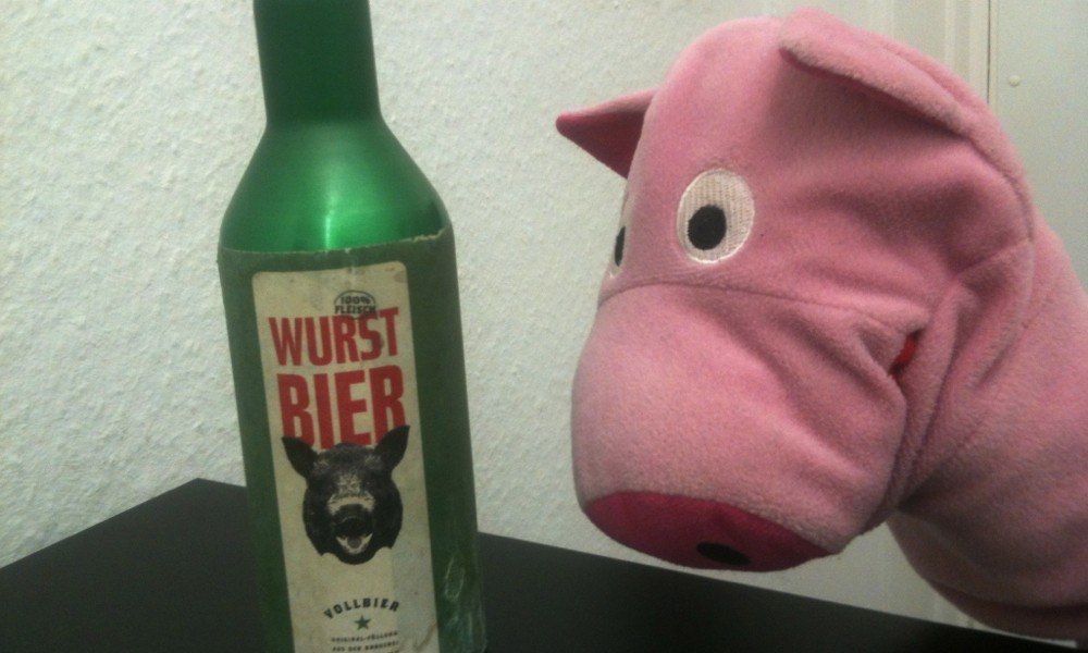 Am Abend: in einer verrauchten Berliner Kaschemme werden seltsame Getränke ausgeschenkt.