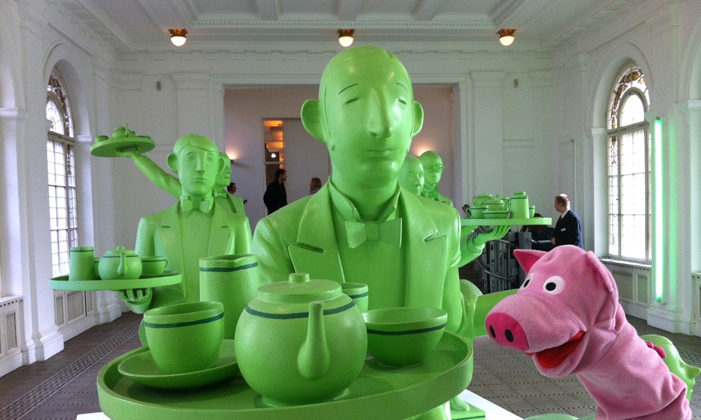 Im Hamburger Bahnhof gönnt sich das Schwein eine Kanne Kartoffeltee.