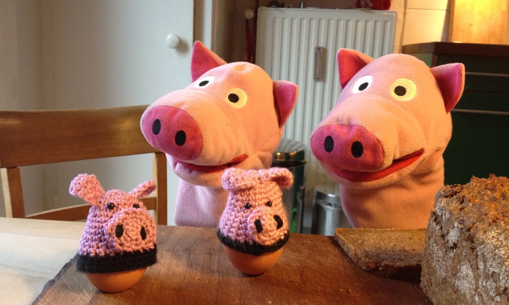 Vor Weihnachten haben die Schweine schon Eierwärmer geschenkt bekommen.