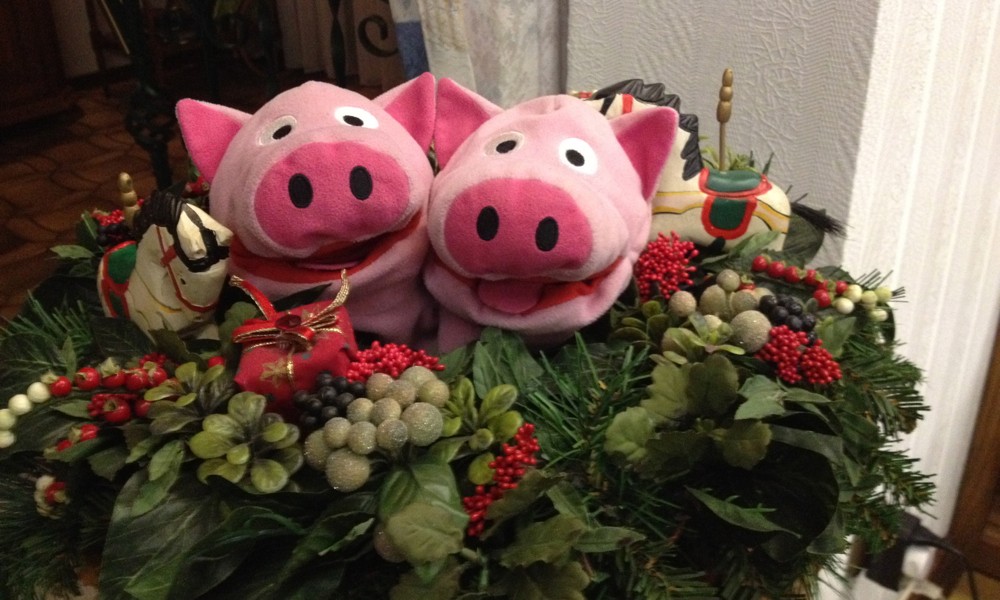 Die Schweine mache es sich in der Dekoration bequem.