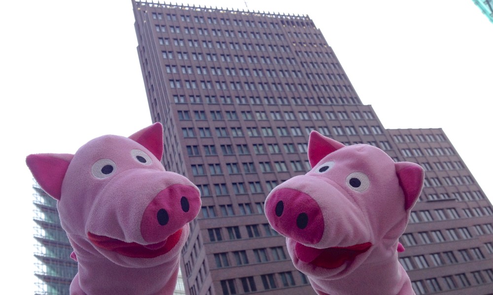Am Potsdamer Platz posieren die Schweine mit einem Turm.