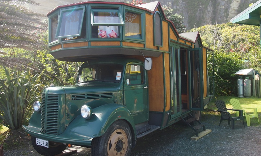 Die Schweine wohnen in einem Kartoffelmobil.