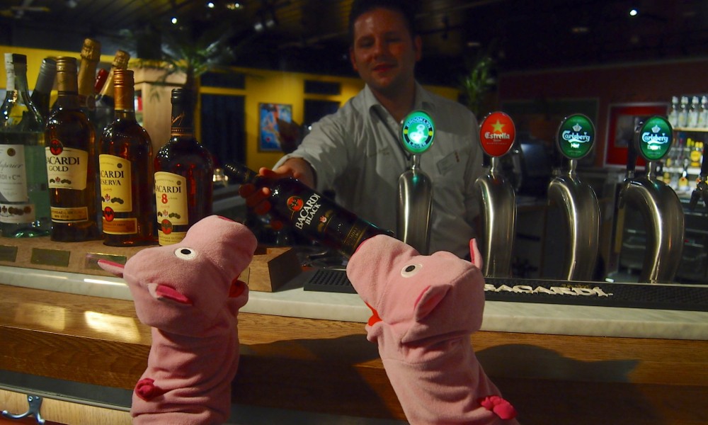 Hier bekommen die Schweine sogar einen Rum angeboten.