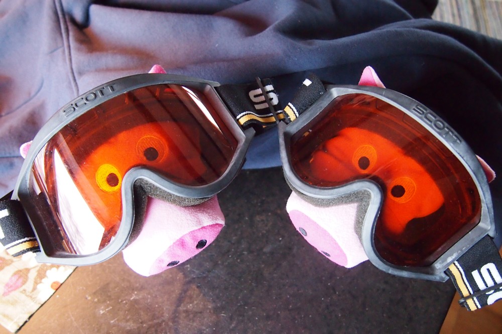 In der Stuga werden schonmal die Skibrillen ausprobiert.