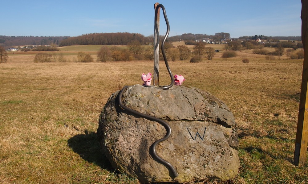 Die Wied, hier in Stein und Metall.