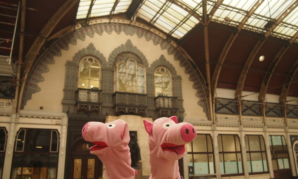 Sie halten nach Mrs. Marple Ausschau.