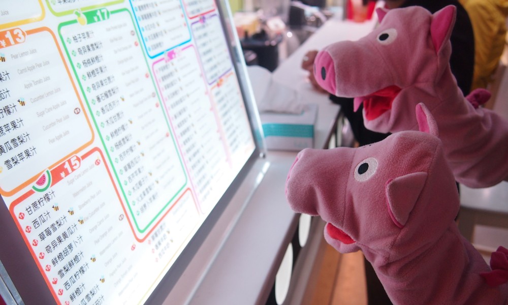 Die Schweine suchen sich einen Saft aus.