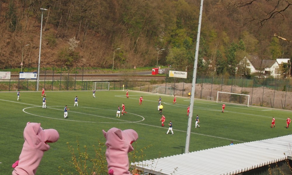 Beim Fußball: heute Rot gegen Blau mit ein wenig gelb.