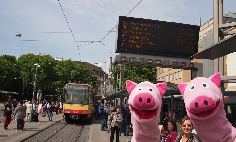 Die Freude ist groß, denn der Sonderzug fährt die Schweine nach Ettlingen.