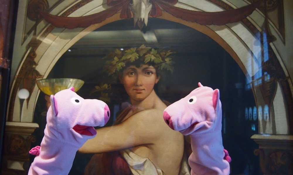 In Bad Wildbad wird das Kurhaus (mit ulkigen Frauen) besichtigt.