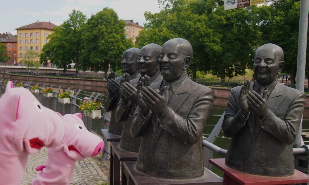 In Pforzheim bekommen die Schweinele Applaus für die Wanderung.