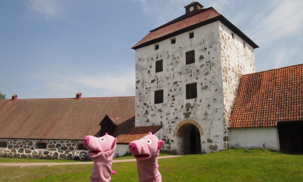 Die Schweine laufen zu Hovdala-Slott, denn im hiesigen Garten ...