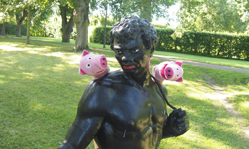 Die Schweine möchten ein Küsschen. 