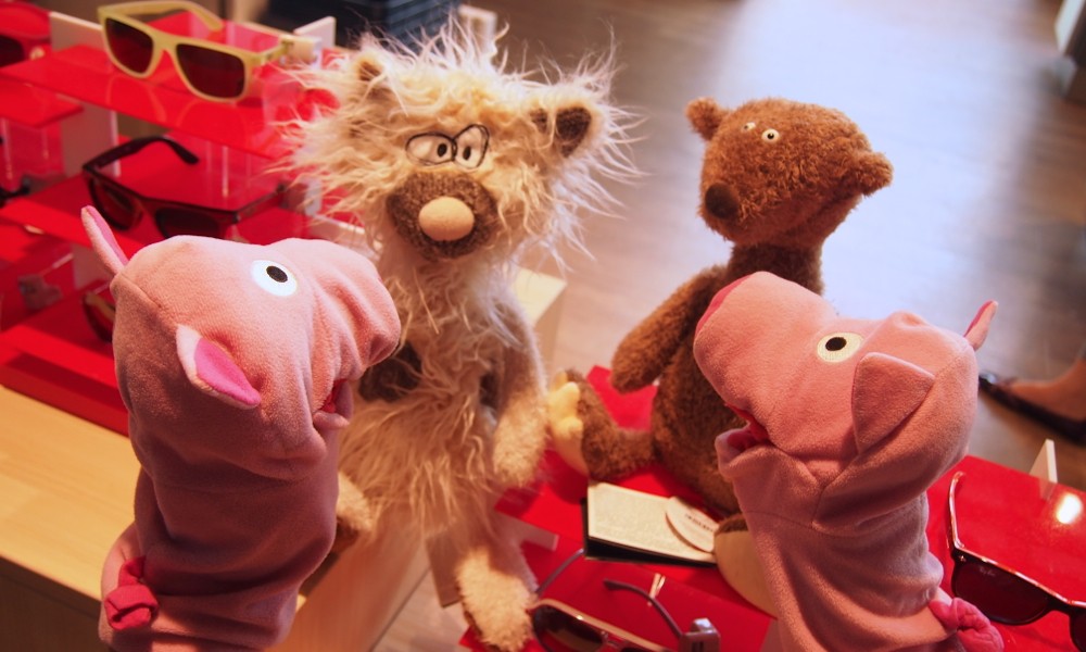 Auf dem Flughafen treffen die Schweine andere Reisende. Diese wollen z.B. nach New York.