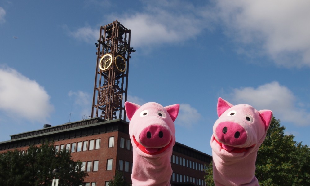 In Kiruna, wo die Schweine am Rathaus posieren.