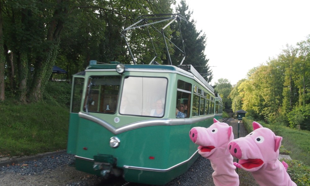 Da fährt die Drachenfelsbahn den Berg hinauf...