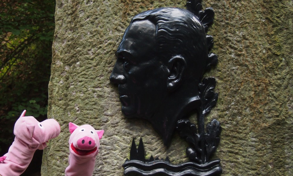 Im Nachtigallental am Ostermann-Denkmal singen die Schweine "Da wo die sieben Berge / am Rheinesstrande steh'n..."