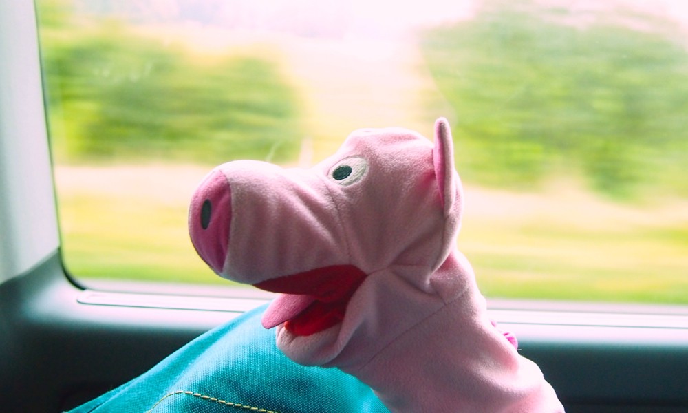 Die Anfahrt erfolgt mit der Eisenbahn. Man sieht aber nix, ist zu schnell. 