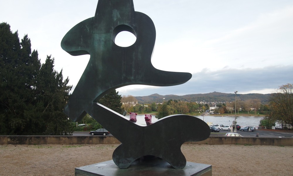 Die Wanderung führt zum Arp-Museum, die Schweine drappieren sich ...