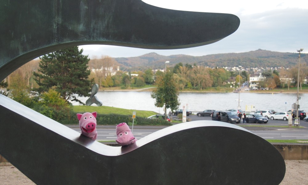 ... unauffällig in die ausgestellten Skulpturen.