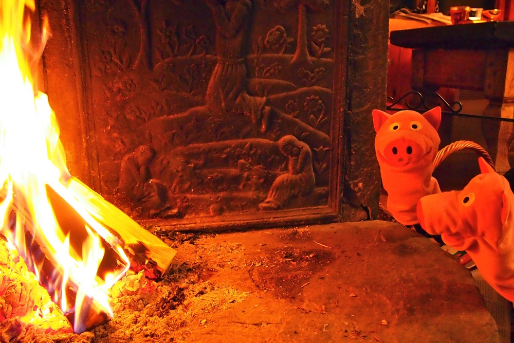 Die Schweine machen es sich am Feuer gemütlich. Vorsicht mit dem Speck!