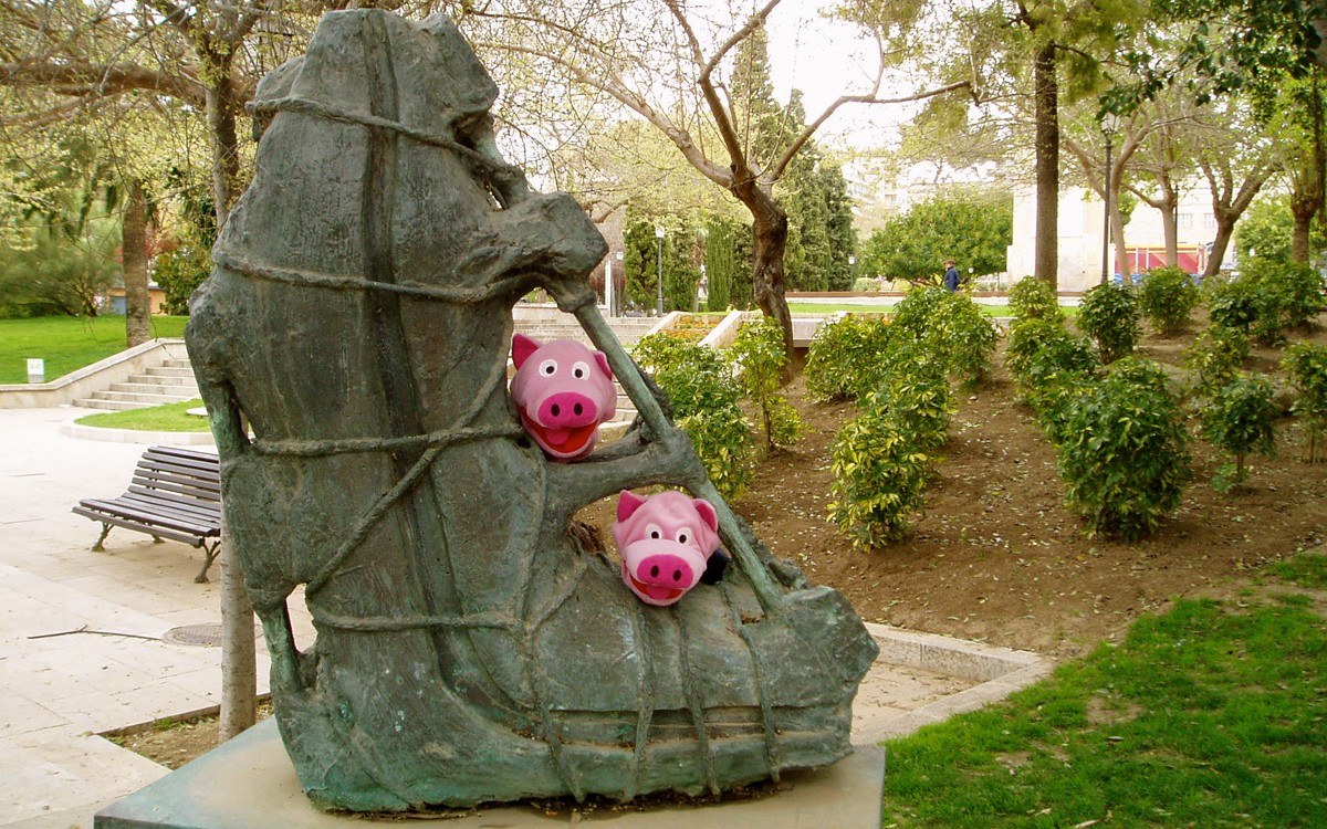 Glückliche Schweine an der stadtbekannten Schuh-Skulptur