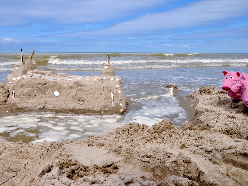 Puh, gerade nochmal gut gegangen! Die Burg, ein Raub des Meeres.