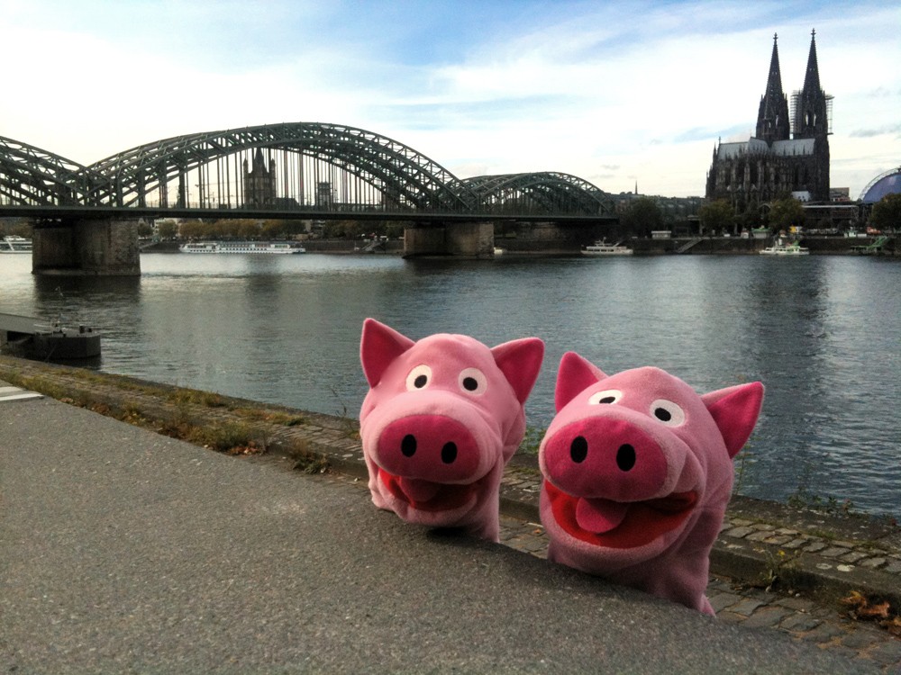 Am Dom werden noch ein paar Touristen bespaßt...