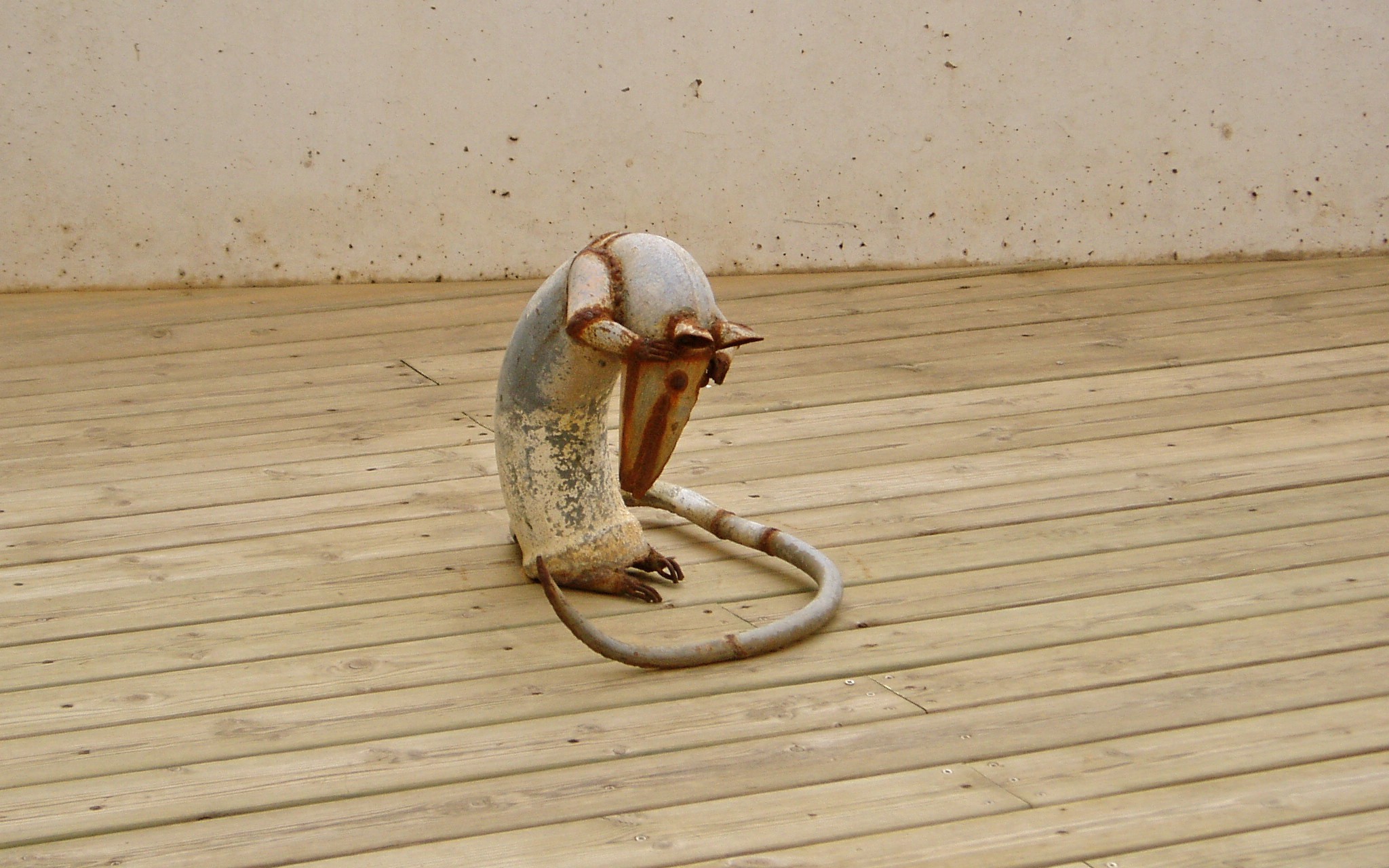 Verzweifelte Maus in der Stadt 