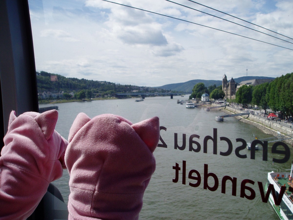 Schöne Aussicht auf der Fahrt mit der Seilbahn auf die Festung Ehrenbreitstein.