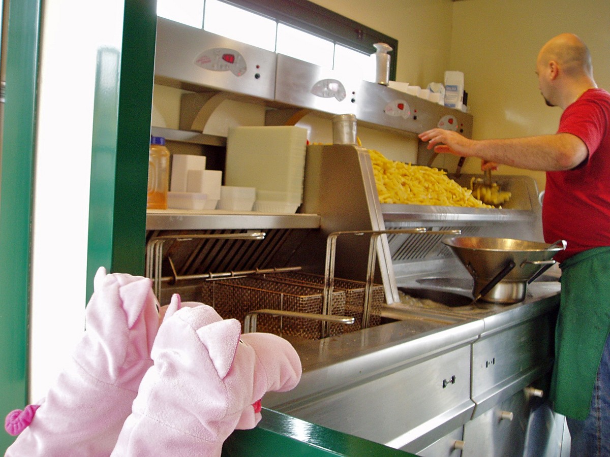 Nach der Stadtbesichtigung haben sich die Schweine die Fritten redlich verdient.